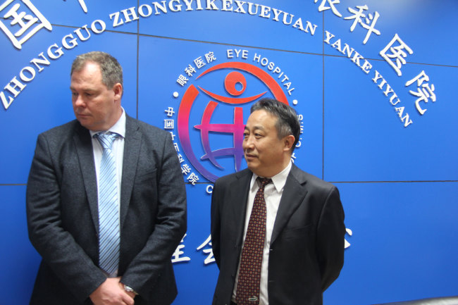 Gao Yun, head of the Eye Hospital of China Academy of Chinese Medical Sciences talks  with Ole Frydenlund,director of a TCM center in Tonsberg, Norway, as well as the head of the St. Olav Eye Clinic at the Eye Hospital affiliated with the China Academy of Chinese Medical Sciences in Beijing on October 17, 2017. [Photo: China Plus]