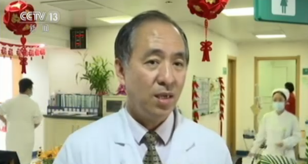 Wu Xiaobo, Deputy Director of Thoracic Surgery at a hospital in Wuxi, Jiangsu Province, who assisted with two in-flight medical emergencies while travelling recently too and from the United States. [Screenshot: CCTV]