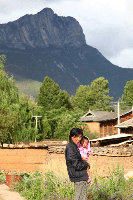 Although Mosuo men have no fathering duties to any of his own children, they carry the responsibility of looking after their maternal nieces and nephews. As an uncle, he is the pivotal male influence over the children, much like that of a father in a nuclear family.[Photo:Courtesy of Choo Waihong]