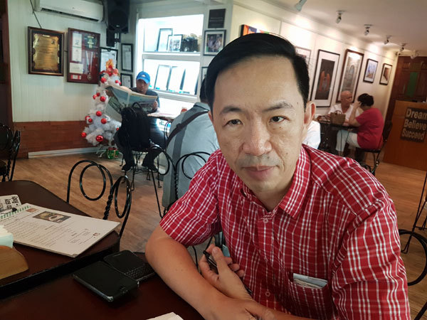 Wilson Lee Flores, a columnist for The Philippine Star,is interviewed by CRI on October 21, 2017. [Photo: China Plus]