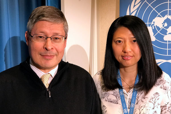 Senior Swiss economist Philippe Monnier (L) takes a photo with a journalist from China Radio International (CRI) during an interview with CRI. [Photo: China Plus]