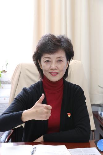 Zhou Ye introduces sign language to journalists with Guangming Daily. [File Photo: gmw.cn]