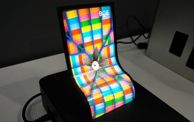 The photo shows the flexible AMOLED smartphone display made by BOE. [Photo: 163.com]