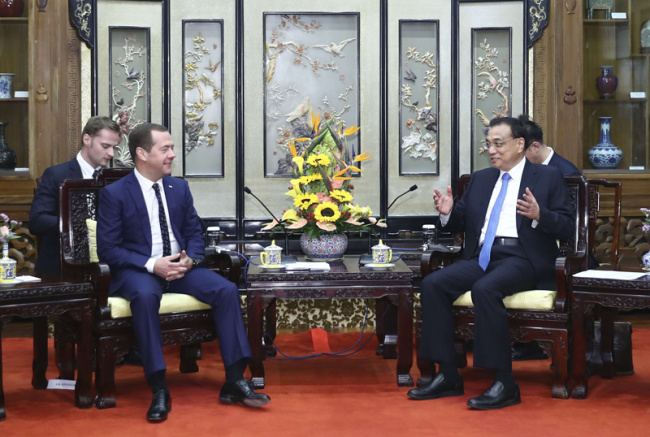 Chinese Premier Li Keqiang (right) talks with his Russian counterpart Dmitry Medvedev in Beijing, on October 31, 2017. [Photo: Xinhua]