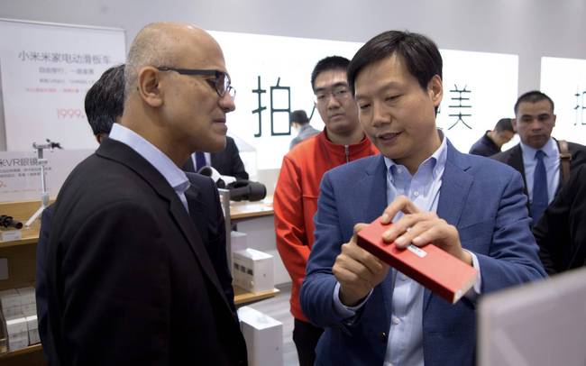 Lei Jun, president and CEO of Xiaomi, introduces MI products to Satya Nadella, CEO of Microsoft, at Xiaomi's headquarters in Beijing on October 31, 2017. [Photo: Tencent]