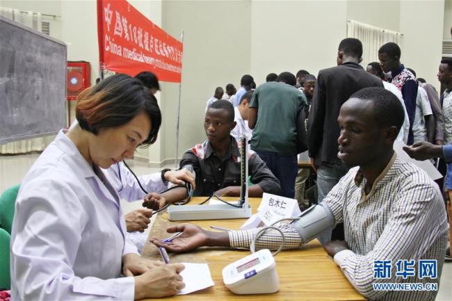 Doctors of the 18th China Medical Team in Rwanda provide free treatment for local students in Rwanda's capital city Kigali, on October 30, 2017. [Photo: Xinhua]
