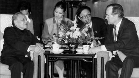 Deng Xiaoping meets with George H. W. Bush in Beijing on Feb. 26, 1989. [Photo: Xinhua]