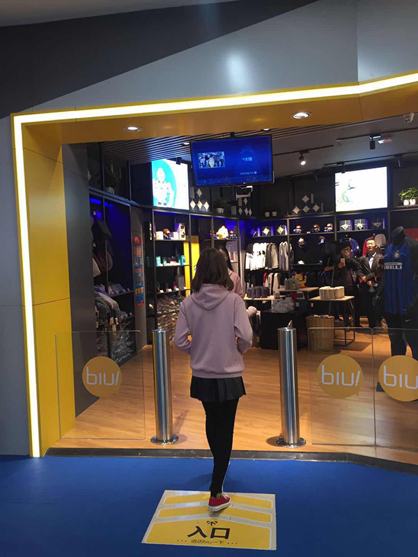 A customer looks at the camera using facial recognition to enter an intelligent self-service store - Suning Biu from appliance chain store Suning in Shanghai, China, 7 November 2017. [Photo: thepaper.cn]