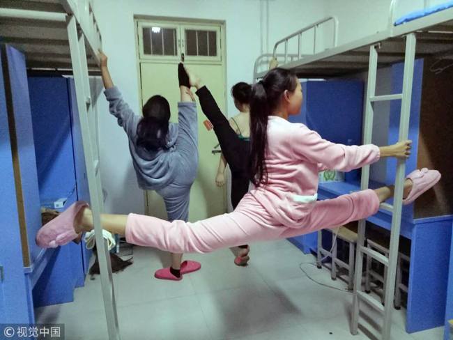 劈叉秀出新高度 College students show their terrific stretching ability 
