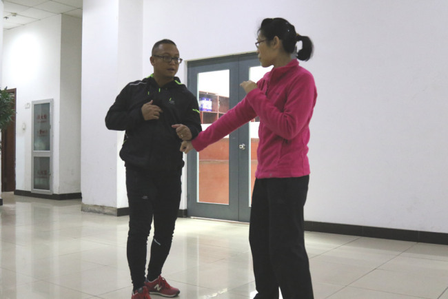 Filipino martial art coach Rhio Zablan teaches his student in Beijing, on November 9, 2017. [Photo: China Plus] 