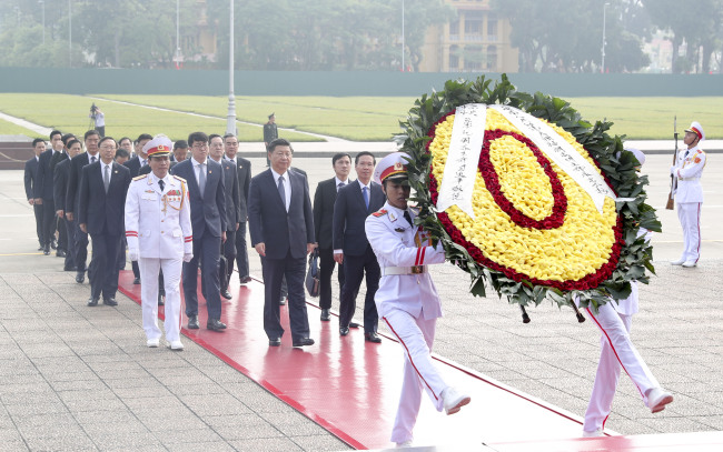 Visiting Chinese President Xi Jinping, who is also general secretary of the Communist Party of China (CPC) Central Committee, attends a wreath laying ceremony at the Ho Chi Minh Mausoleum in Hanoi, Vietnam, November 13, 2017. [Photo: Xinhua/Xie Huanchi]  