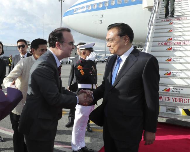 Chinese Premier Li Keqiang (R, front) arrives in Manila, the Philippines, Nov. 12, 2017, for an official visit to the Philippines and a series of leaders' meetings on East Asian cooperation. During his five-day stay, Li is scheduled to attend the 20th China-ASEAN (the Association of Southeast Asian Nations) (10+1) leaders' meeting, the 20th ASEAN-China, Japan and Republic of Korea (10+3) leaders' meeting and the 12th East Asia Summit. [Photo: Xinhua]