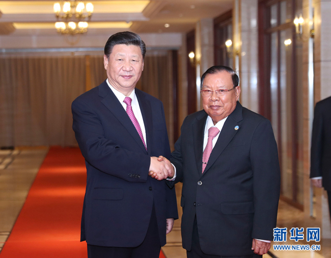 Chinese President Xi Jinping met again with his Lao counterpart Bounnhang Vorachit in Vientiane on Nov. 14, 2017. [Photo: Xinhua/Ding Lin]