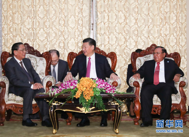 Chinese President Xi Jinping, also general secretary of the Communist Party of China (CPC) Central Committee, met in Vientiane on Monday with former Lao President Choummaly Saygnasone, also former general secretary of the Lao People's Revolutionary Party (LPRP) Central Committee. Bounnhang Vorachit, general secretary of the LPRP Central Committee and president of Laos, attended the meetin. [Photo: Xinhua/Ding Lin]