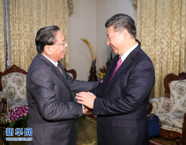 Chinese President Xi Jinping meets with former Lao President Choummaly Saygnasone in Vientiane on November 13, 2017. [Photo: Xinhua/Ding Lin]