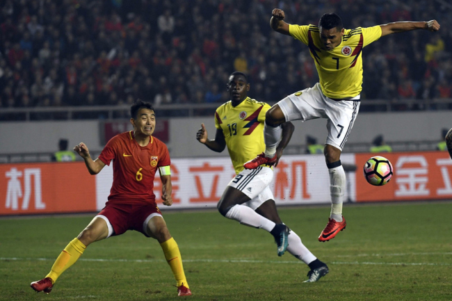 Carlos Bacca, 2nd right, of Colombia, tries to block a pass by Zhang Linpeng, right, in a friendly China-Colombia in southwest China´s Chongqing Municipality Tuesday 14 November 2017. [Photo: IC]
