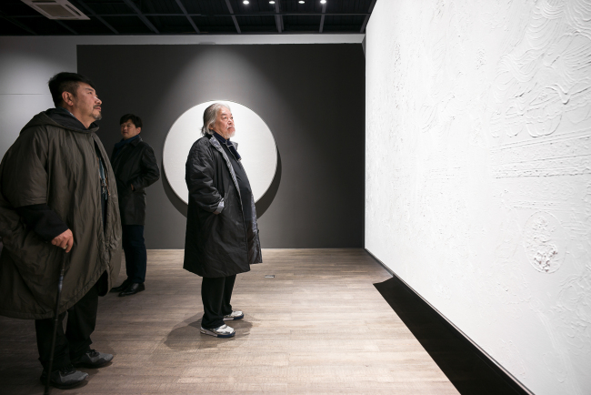 Visitors view artist Yang Tao's works at his solo exhibition at Parkview Green Art in Beijing. Yang Tao's exhibition will last until December 17, 2017. [Photo: China Plus]