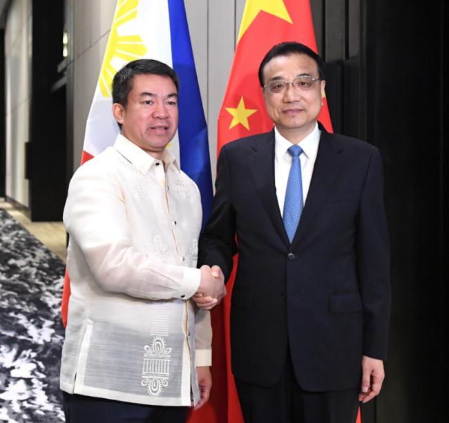 Chinese Premier Li Keqiang (R) meets with Aquilino Pimentel, Senate president of the Philippines, in in Manila, the Philippines, on Wednesday, November 15, 2017. [Photo: Xinhua]