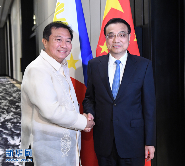 Chinese Premier Li Keqiang (R) meets with Philippine House Speaker Pantaleon Alvarez in in Manila, the Philippines, on Wednesday, November 15, 2017. [Photo: Xinhua]