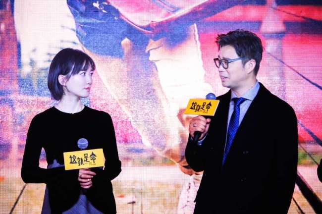 Yu Shasha (left) and Wang Xun (right) attend a promotional event for a comedy film Kill Me Please in Beijing on Thursday, Nov 16, 2017. [Photo: China Plus]