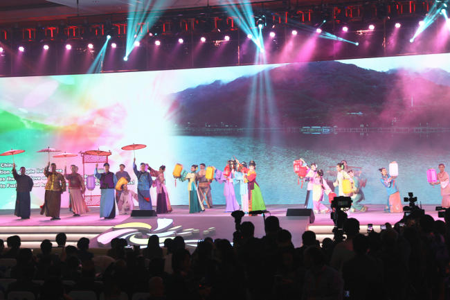  A traditional art performance played at the opening ceremony of the 3rd "Maritime Silk Road" (Fuzhou) International Tourism Festival. The festival kicked off in Fuzhou on November 19th, featuring more than 300 industry insiders from countries and regions along the Maritime Silk Road. [Photo: China Plus] 