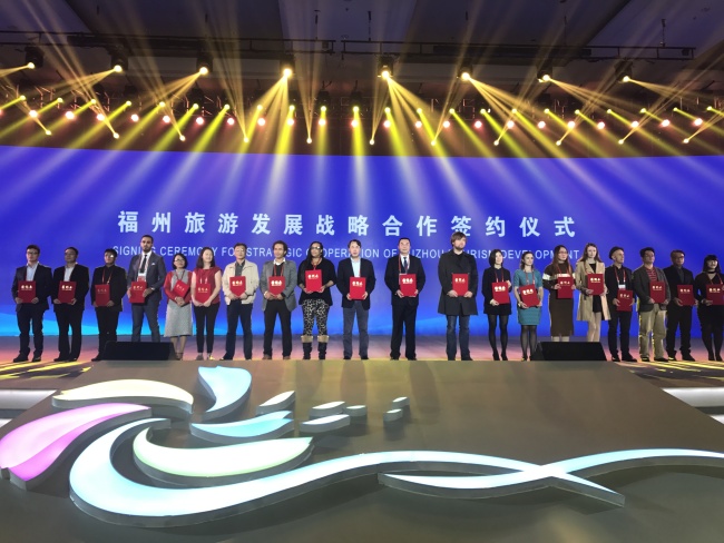 Chinese travel agencies signed cooperation deals with 10 overseas travel agencies at the opening ceremony of the 3rd "Maritime Silk Road" (Fuzhou) International Tourism Festival. The festival kicked off in Fuzhou on November 19th. [Photo: Fuzhou Daily/Ye Yibin]