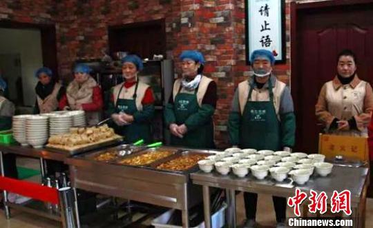 Undated photo shows volunteers preparing free meals for the disadvantaged at a new 'soup kitchen' set up by a group of four women in the city of Changzhi, Shanxi Province. [File photo: Chinanews.com]