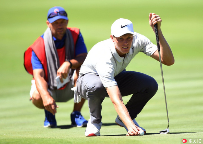 Cameron Davis of Australia lines up a putt on the fifteenth green during Round One of the Australian Open Golf Championship at the Australian Golf Club in Sydney, New South Wales, Australia, 23 November 2017. The golf tournament runs from 23 to 26 November. [Photo: IC]