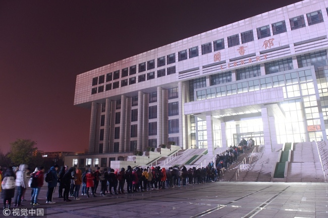 Students stand in a hundred-meter-long queue in front of the library at Shandong Polytechnic University in Jinan, capital of Shandong Province at 4:00 am on November 30, 2017. [Photo: VCG]