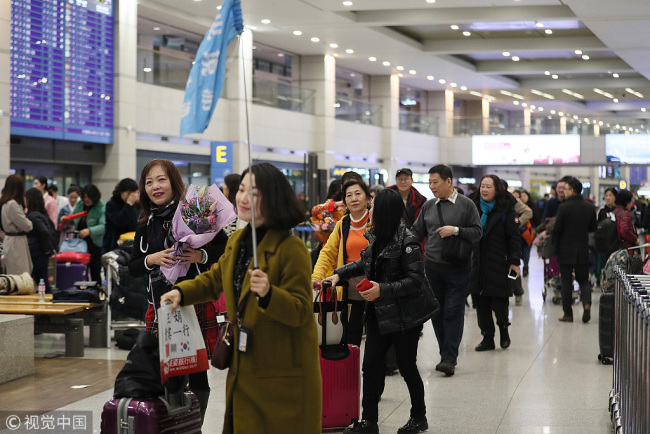 A 32-person tour group from the Chinese mainland arrives at Incheon International Airport on December 2, 2017. [Photo: VCG] 