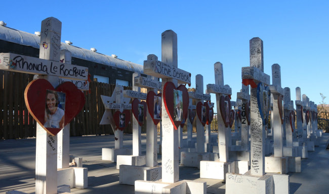 The Crosses, a wooden tribute to the victims of Vegas Shooting, hand made by Chicago-area retired carpenter Greg Zanis, is now stored at Clark County Museum. [Photo: China Plus]