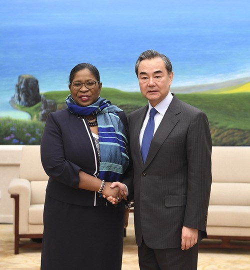 Chinese Foreign Minister Wang Yi (R) meets with Suriname Foreign Minister Yldiz Pollack-Beighle in Beijing on Thursday, December 7, 2017. [Photo: fmprc.gov.cn]