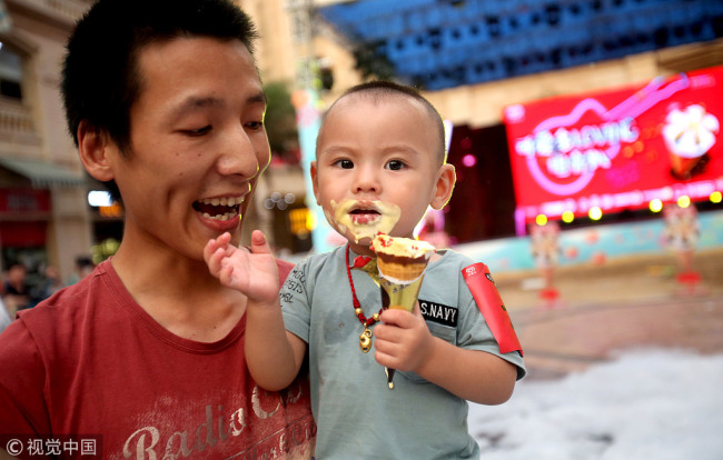A child is enjoying an ice cream. [Photo: VCG]