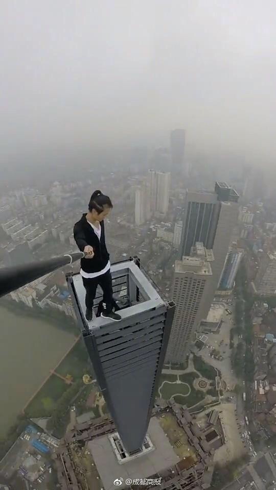 Wu Yongning live streams above a high building.[Photo: sina.cn]