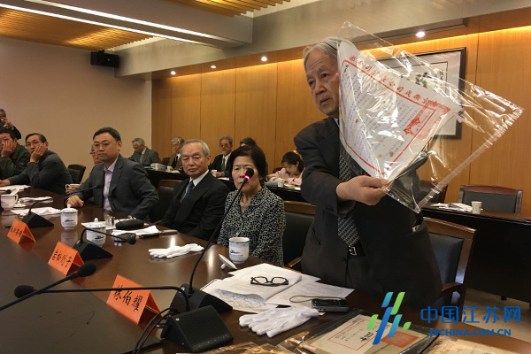 Retired Japanese school principal Iwamatsu attending a donation ceremony in Nanjing with a Japanese delegation, during which he donated historical documents about the Battle of Nanjing to the Nanjing Massacre Memorial Hall, March 31, 2017. [Photo: jsmeldingcloud.com.cn]