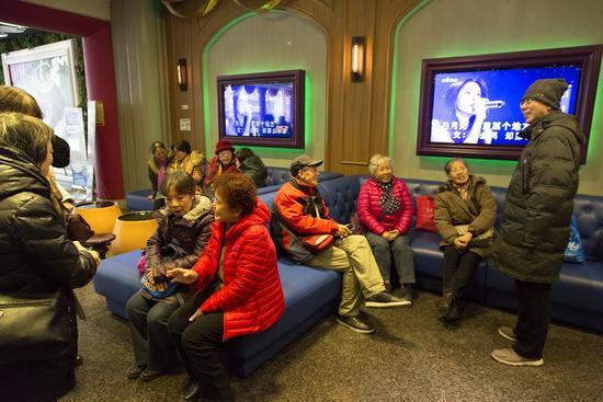 Chinese elderly are waiting in a KTV bar [Photo: from News.cn by Ye Yuanhao]