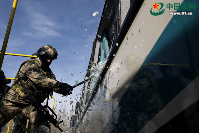 Soldiers smash windows of a bus during the Sino-Russia joint counter-terror exercises near Yinchuan, capital of Ningxia Hui Autonomous Region. [Photo: 81.cn]