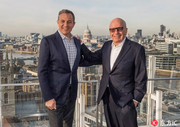 Walt Disney chief executive Bob Iger (L) and Fox owner Rupert Murdoch [Photo: IC]