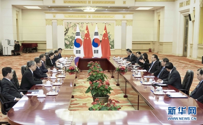 Chinese Premier Li Keqiang meets with ROK President Moon Jae-in in Beijing, December 15, 2017 [Photo: Xinhua]