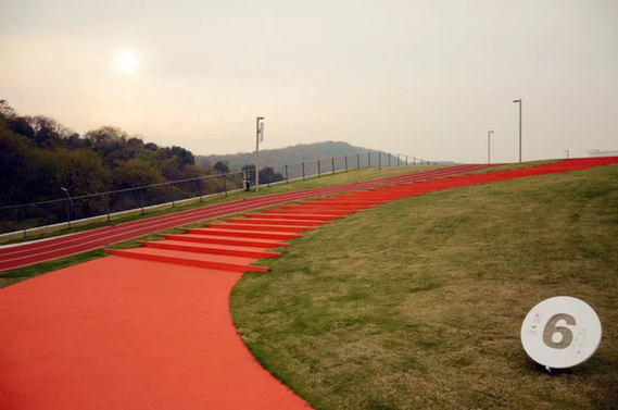 Photo shows the sloping section of a rooftop racetrack in Hangzhou. [Photo: n.cztv.com]