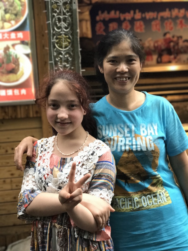Ayxem and her Han-ethnic mum Luo Guolian. Luo took care of Ayxem when she came back from school, when they were neighbors.[photo: from China Plus] 