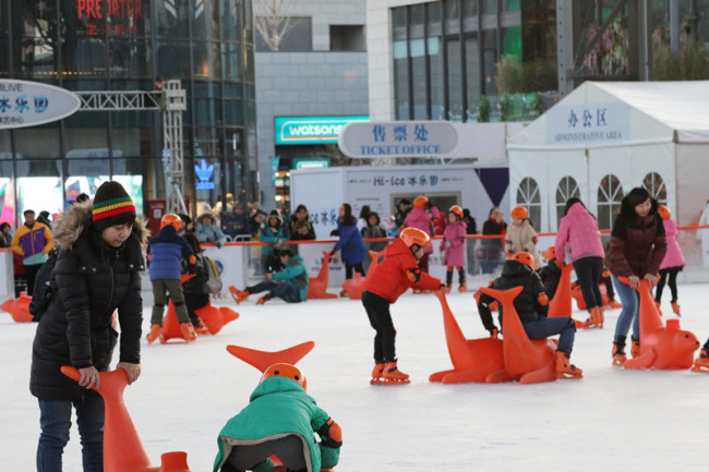 People enjoy their time at the Hi-ice Center in Beijing, December 24, 2017. [Photo: China Plus/Sang Yarong]