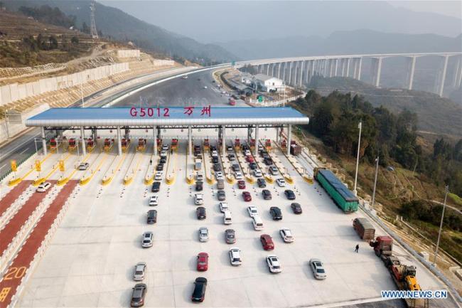 Aerial photo taken on Dec. 26, 2017 shows a toll station(收费站) on the Wanzhou-Lichuan highway in Chongqing, southwest China. 