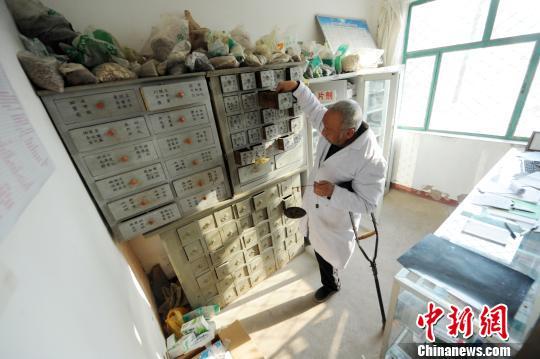 Li Shuanzhou, a 57-year-old village doctor with only one leg in Shanxi Province, offers medical services to villagers at a remote village. [Photo: Chinanews.com]