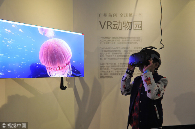 Photo shows a child in the "VR zoo" in south China's Guangzhou City on January 1, 2018. [Photo: VCG]