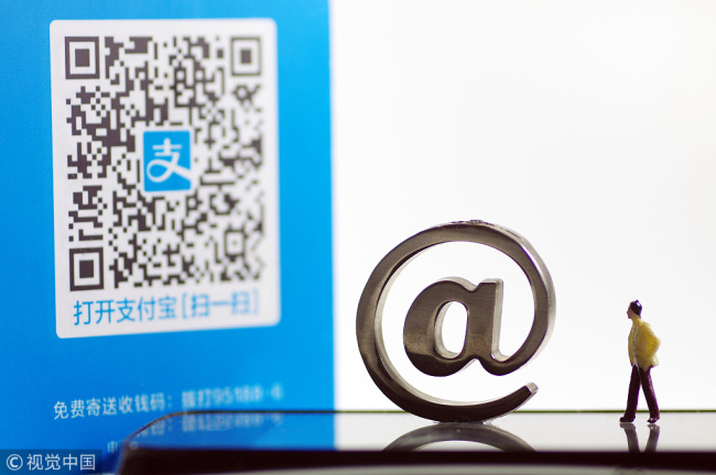 Photo shows an Alipay logo and its QR code. [Photo: www.vcg.com]