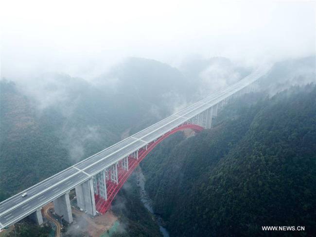 贵州新开通一条高速路 A new highway in Guizhou opened to traffic
