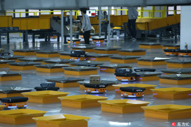 The robots are working at a logistics center in Wuhan to sort out parcels on Nov 14, 2017. [Photo: IC]