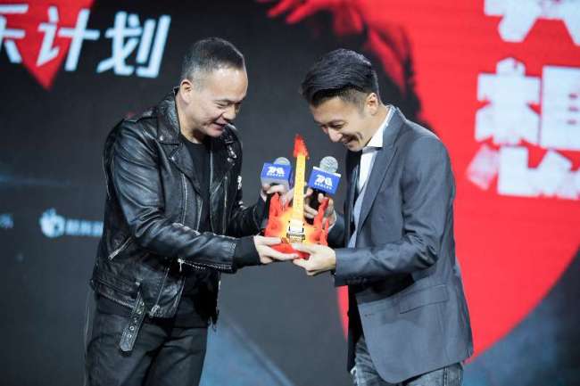 Hong Kong super star Nicholas Tse (right) receives an honorary title as the 2018 Music Ambassador from Vice President of Tencent Music Entertainment Group Andy Wu in Beijing Thursday afternoon Jan 4, 2018.[Photo: China Plus]