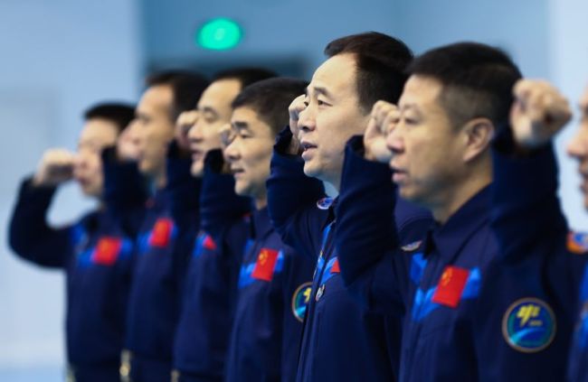 Photo of Jing Haipeng reviewing the oath he took when he joined the astronaut training PLA battalion, December 4, 2017. Jing holds the Chinese record for space flights at three. [Photo: China Plus/Li Jin]